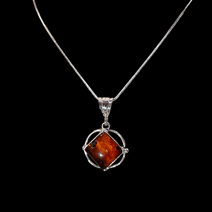 Cadena con dije en forma exagonal en Ámbar